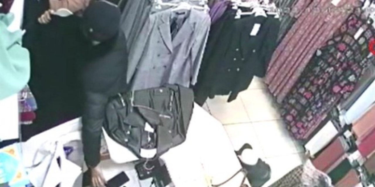 Öğretmen, hırsızlık yaparken kameralara  yakalandı.