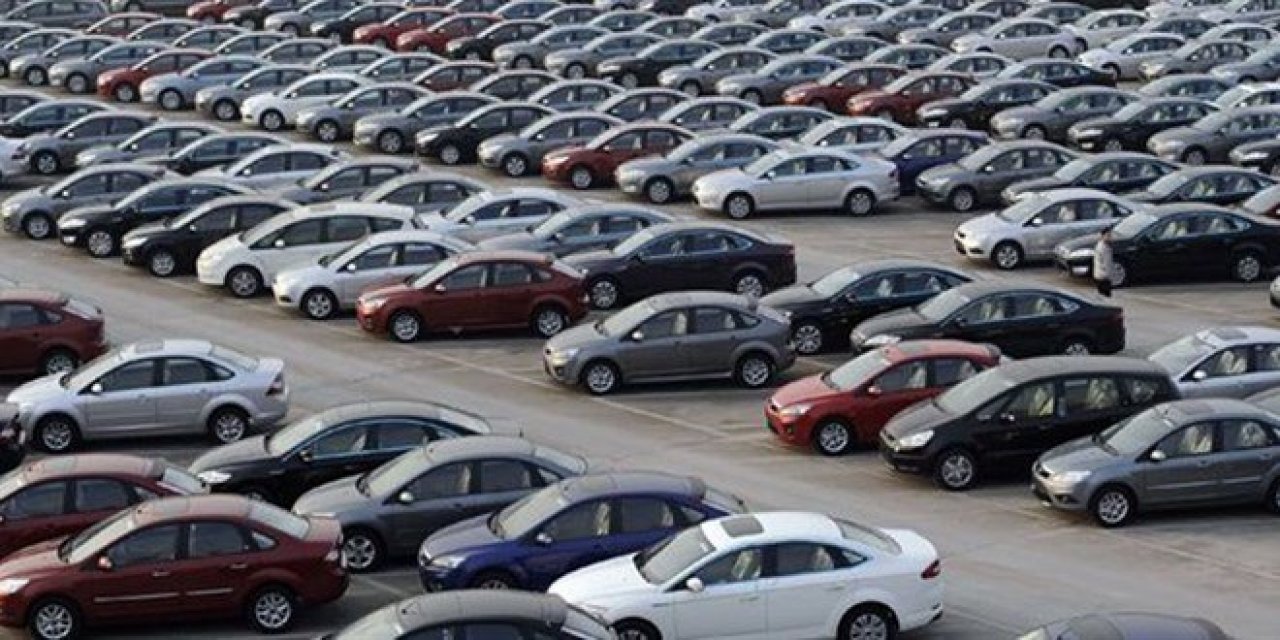 Bayide olması gereken sıfır otomobilleri boş tarlada istiflediler