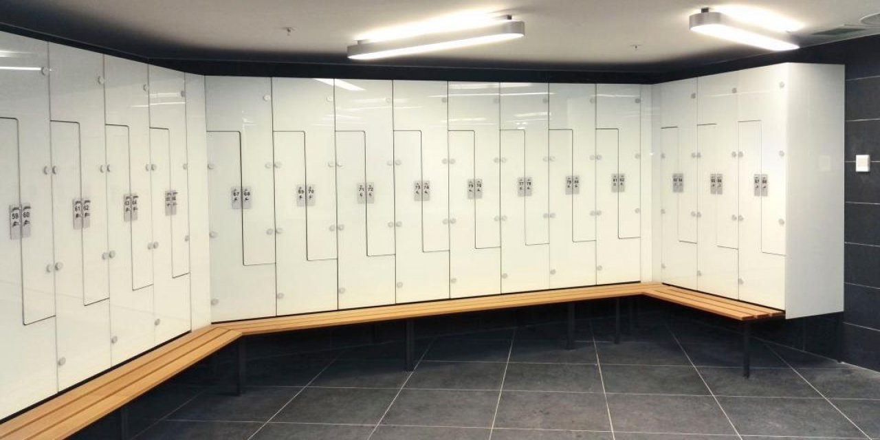 Kırmızı kart gören futbolcu, tabancayla rakip takımın soyunma odasını bastı