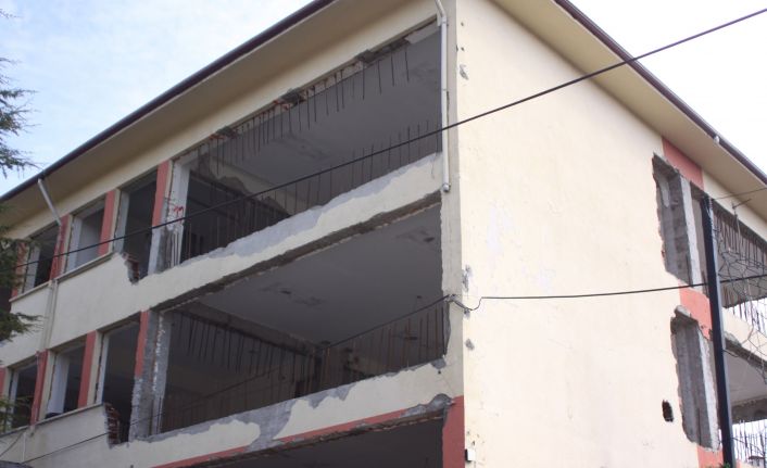 Belediye Başkanı İl Milli Eğitim Müdürüne Tepki Göstererek ,İlkokul binası Ukrayna binalarını andırıyor