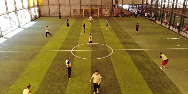 Halı sahada top oynarken kalp krizi geçiren öğretmen hayatını kaybetti