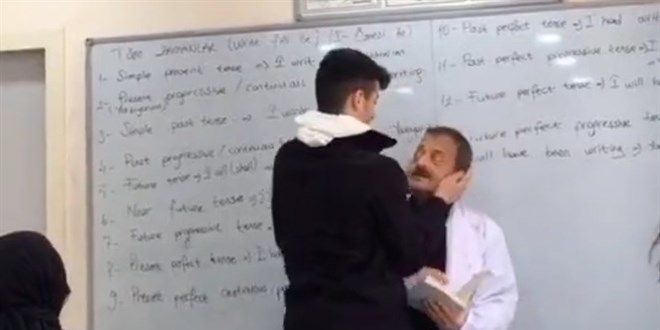 Öğretmeniyle dans edip, dalga geçen öğrenci videosu tepki çekti