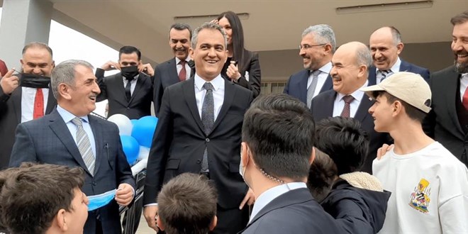 Öğrenciler Bakan Özer'le görüştü : Müzikten bırakıyorlar, sınıfta kalma olmasın