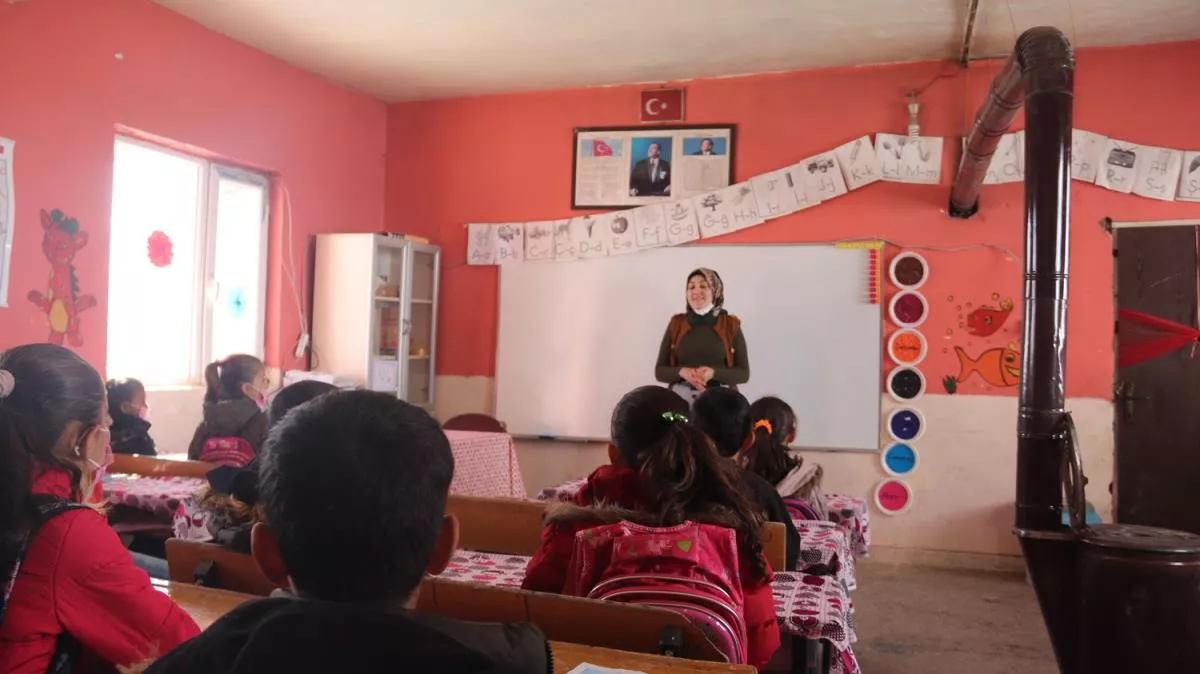 Fedakar öğretmen: Soba yakıyor, yolu temizliyor