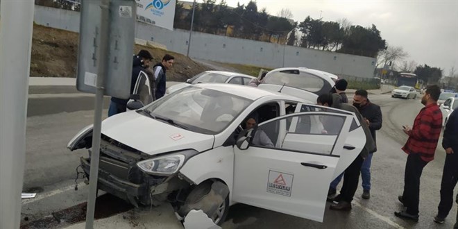 Direksiyon sınavında kaza: 3 yaralı