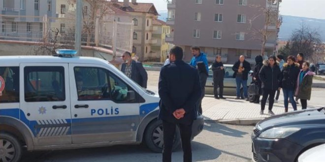 Okula tabanca ve tüfekle gelmişti, itiraz üzerine tutuklandı