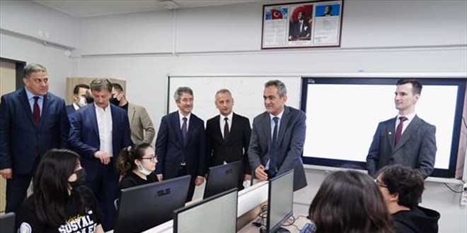 Bakan Özer: Okullarımız çok canlı mekanlara dönüşecek