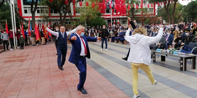 29 Ekim'i zeybek oynayarak kutladılar