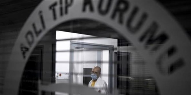 Öğretmen evinde ölü bulundu