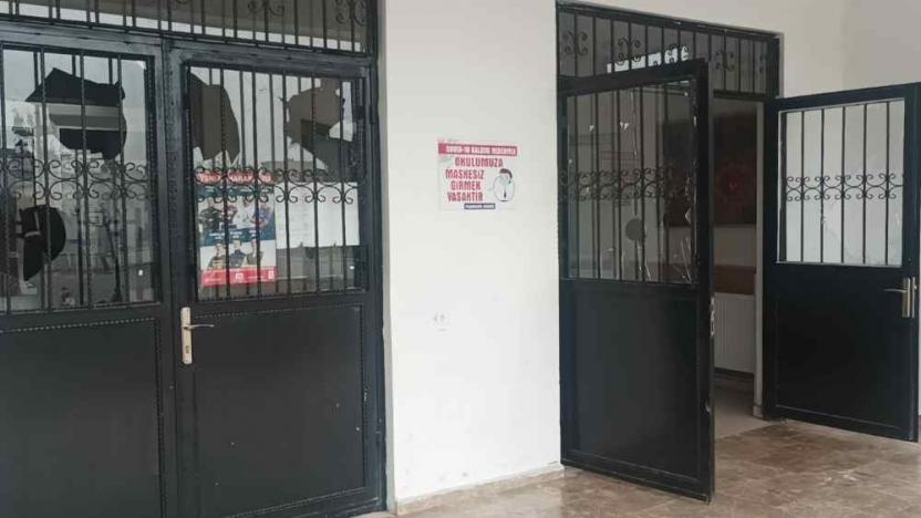 Okula  satırlı saldırı