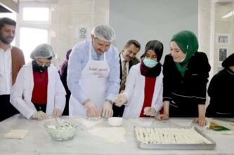 Vali öğrencilerle börek yaptı
