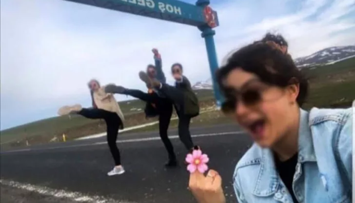 Kürtçe tabela önünde hareket çeken öğretmenler açığa alındı