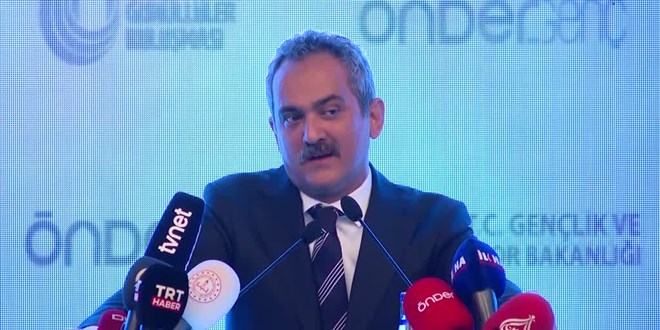 Bakan Özer gençlerle bir araya geldi