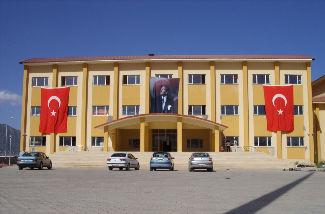 Öğretmen öğrencilerin gözünün önünde darp edildi