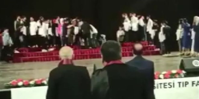 Törende panik anları: Öğrencileri taşıyan platform çöktü