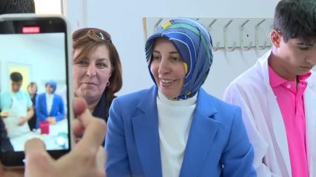 Milli Eğitim Bakanı Özer'in eşi Nebahat Özer, Bursa'da okul ziyaretlerinde bulundu