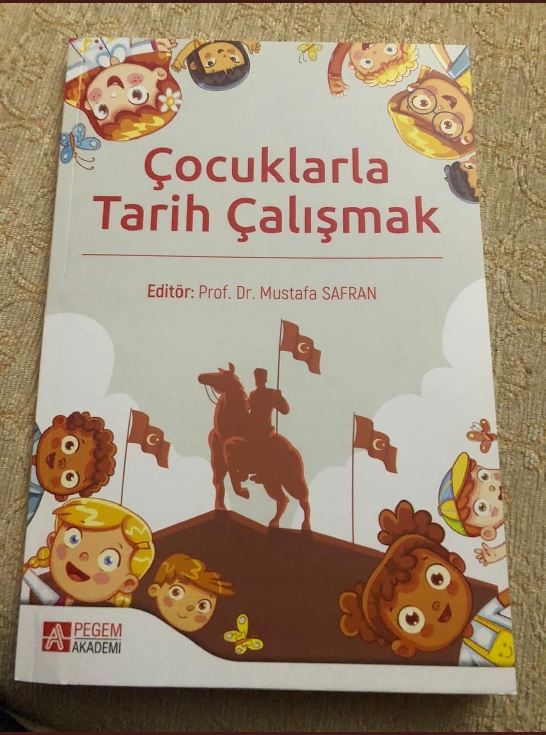Eski Milli Eğitim Bakan Yardımdıcısı Kitap çevirisi yayınladı '' Çocuklarla Tarih Çalışmak''