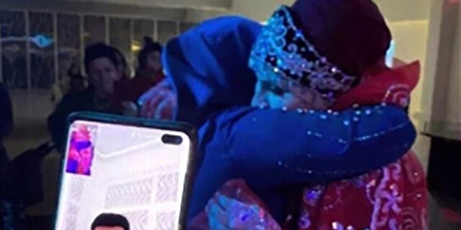 Online damat: Düğününe görüntülü arama ile katıldı