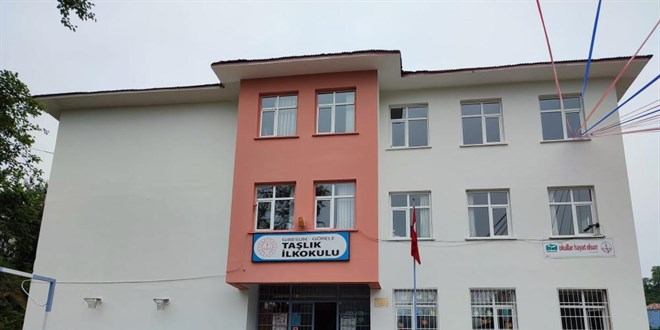 Fedakar öğretmenler okulu boyuyor