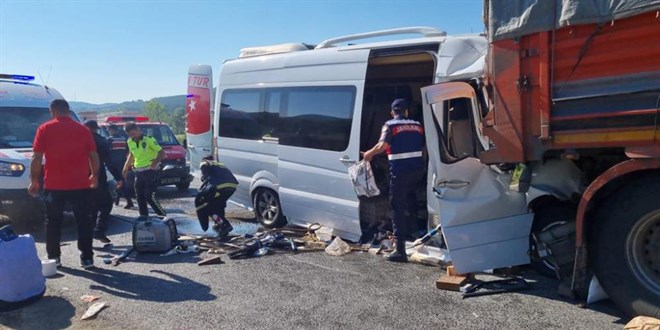 Korkunç kaza! Öğrencileri taşıyan minibüs kamyona çarptı