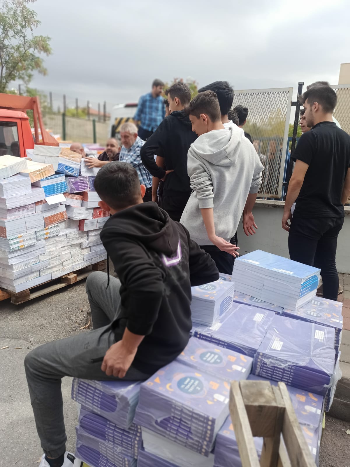 Ankara MEM'de  "Dağıtım İhalesini Alanlar Ortada Yok”İş öğretmenlere kaldı.