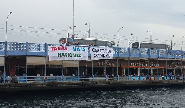 Öğretmenler Taban Maaş Talebi Pankartını Galata Köprüsüne Astı