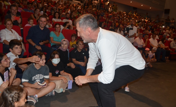 Eski Milli Eğitim Bakanı Ziya Selçuk'a okul kantininde satılan ürünlerin fiyatı şikayet edildi.