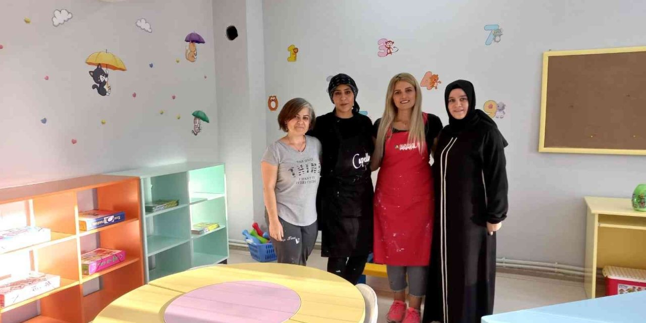 Anneler Okul Tadilatında. Sloganımız "Her yer her şey boyadır'.