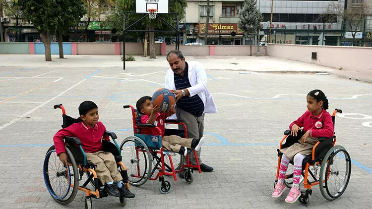 Engelli öğrencilerin teneffüs arkadaşı öğretmen