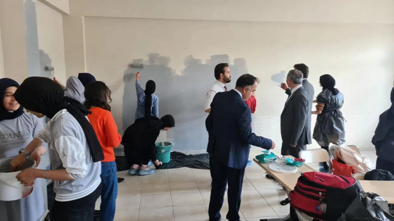 Öğretmenler ve öğrenciler sınıfları boyadı