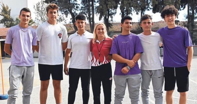 Kamuran öğretmen madalyayla döndü