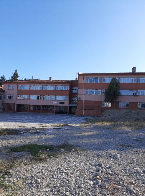 Kız İmam Hatip Lisesi bahçesindeki  Atatürk büstü yerine konulmadı