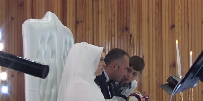 Öğrenciler öğretmenlerini düğününde yalnız bırakmadı