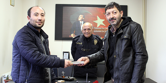 Öğretmen yolda bulduğu 28 bin lirayı sahibine teslim etti