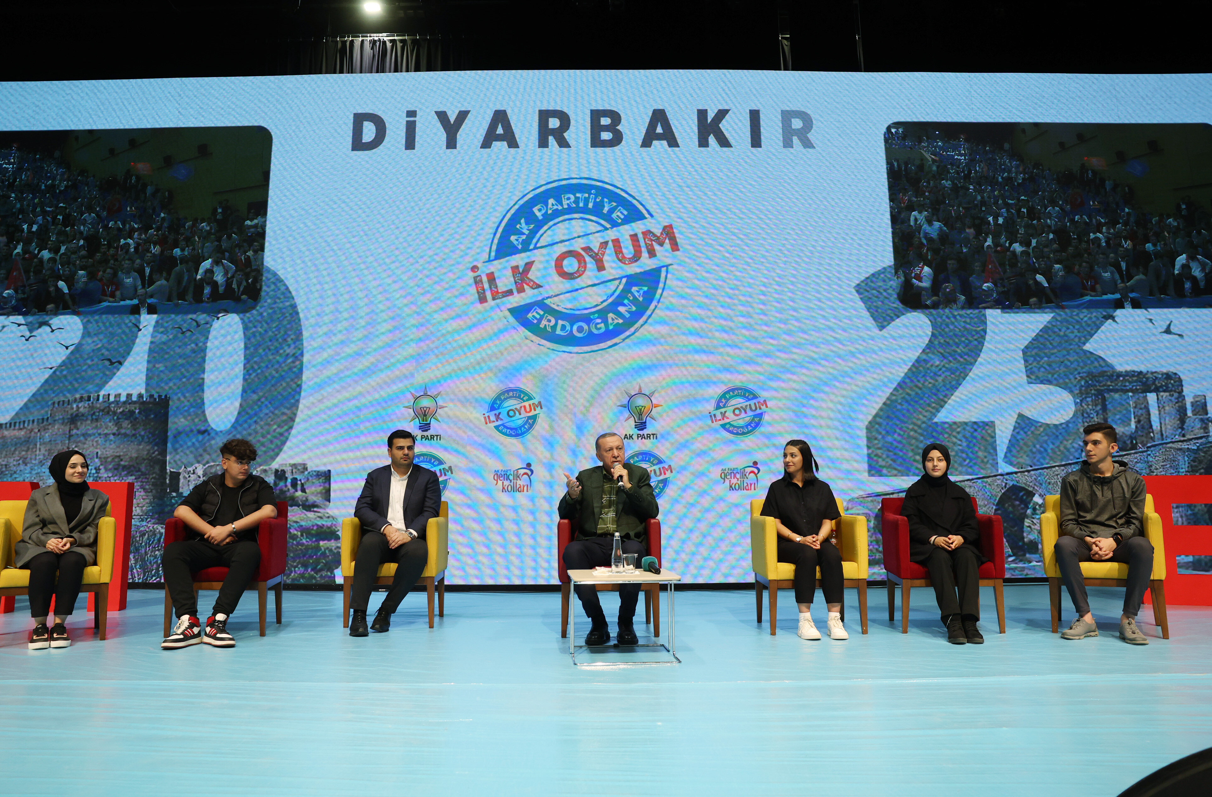 Cumhurbaşkanı Erdoğan: Biz Diyarbakır'ın ciğeri varken FETÖ'cülerle hamburger yemenin derdinde değiliz