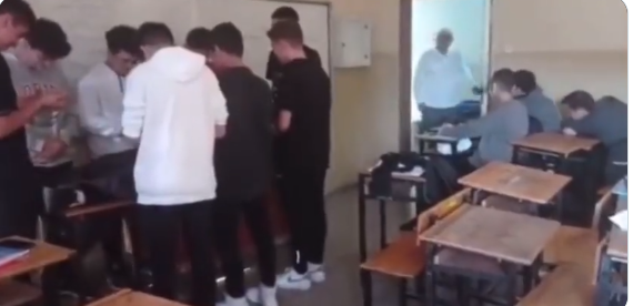 Lise öğrencileri, Din Kültürü öğretmenini sınıfta cenaze töreniyle  karşıladı.