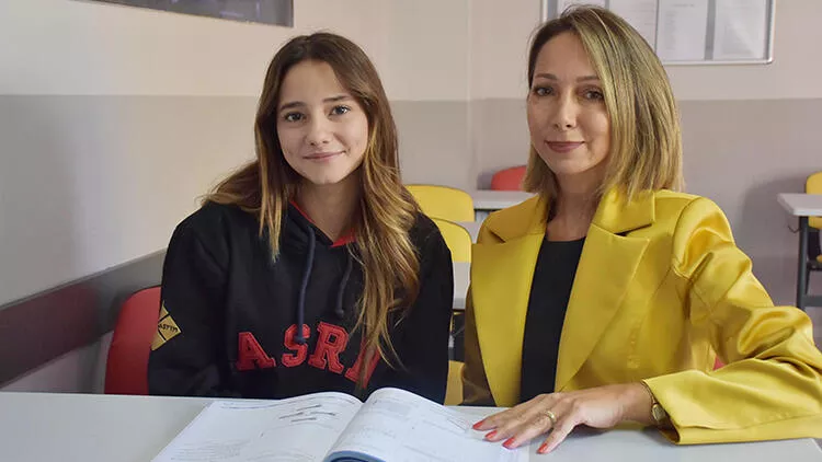 Depremzede öğretmen ile öğrencinin örnek dayanışması