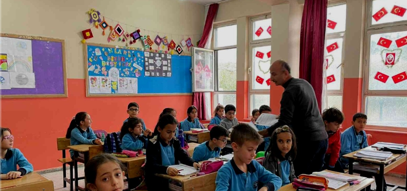 Öğretmen baba, müdür yardımcısı kızı ile aynı okulda görev yapıyor