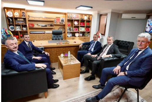 Milli Eğitim Bakanı Mahmut Özer, MHP il binasına gitti