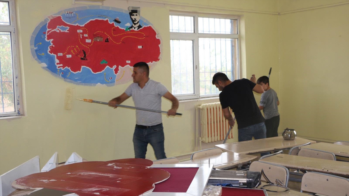 Okul öğretmen, öğrenci ve veli dayanışmasıyla boyandı