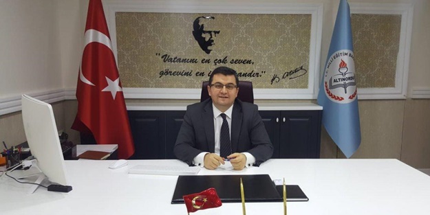 İlçe MEM'in Çelenk Törenini Cuma namazına denk getirmesi tepkilere neden oldu.