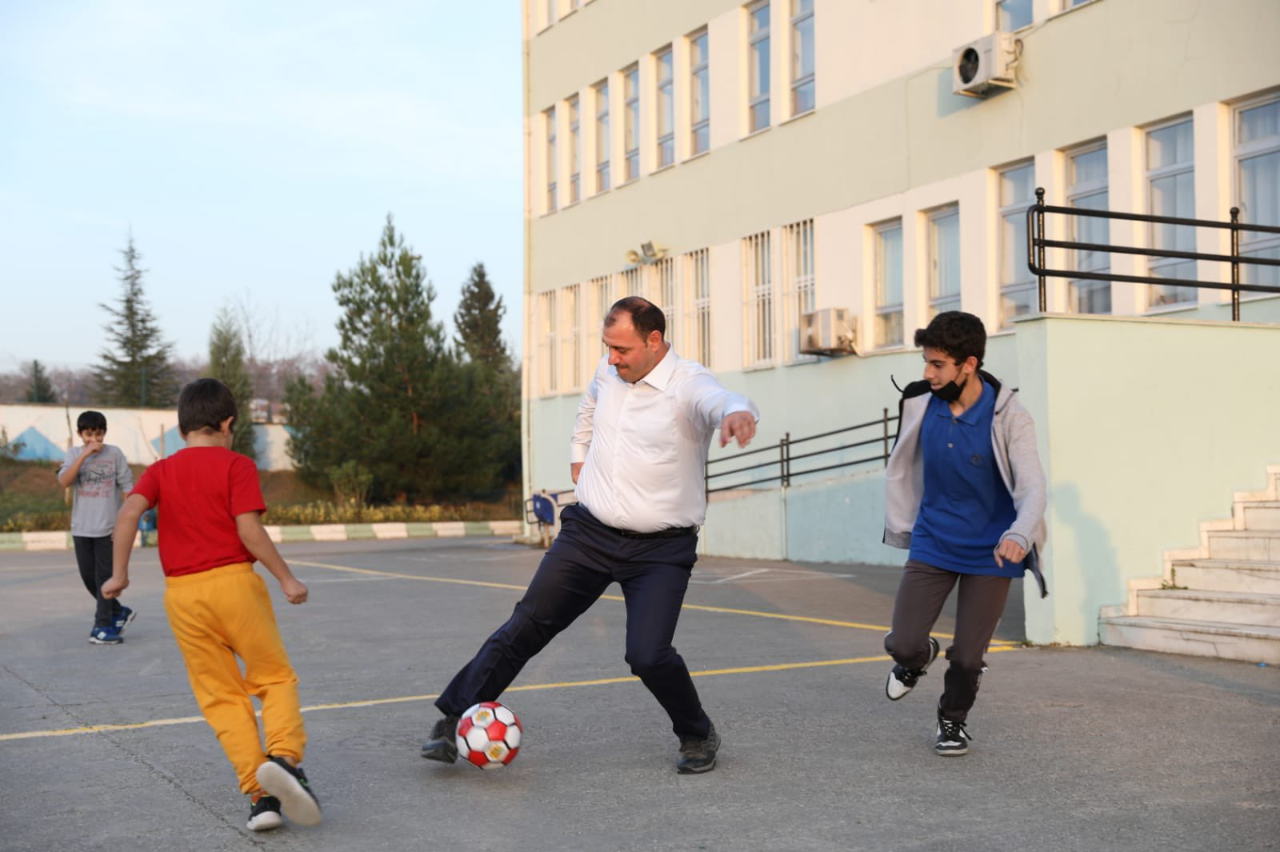 Validen okul bahçesinde ‘Messi’ çalımı