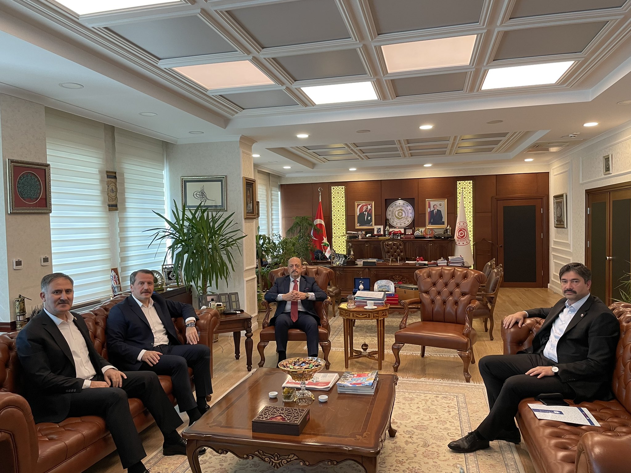 Ali Yalçın, sözleşmelilere kadro konusunda Çalışma Bakanı ile görüşme gerçekleştirdi