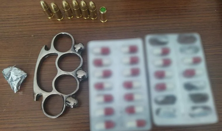 Okul önünde uyuşturucu ve muşta ile yakalandı