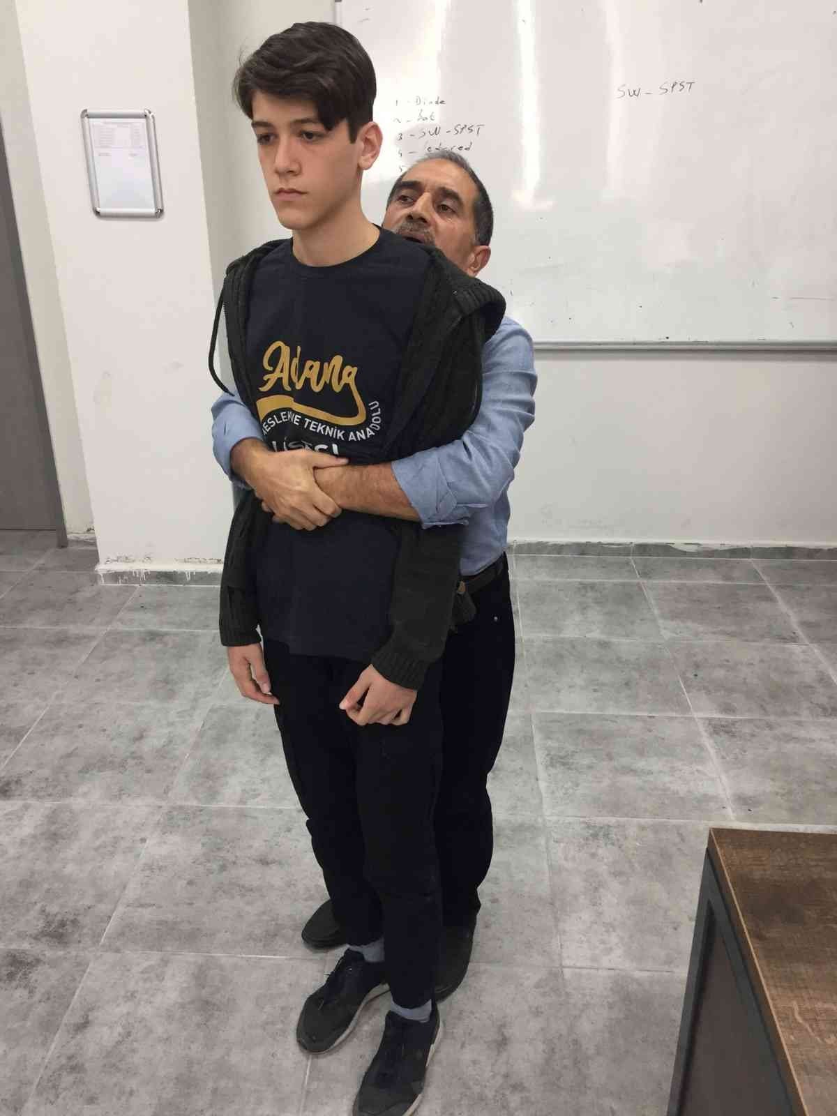 Öğretmen öğrencisini Heimlich manevrasıyla kurtardı.O anlar saniye saniye kameraya yansıdı.