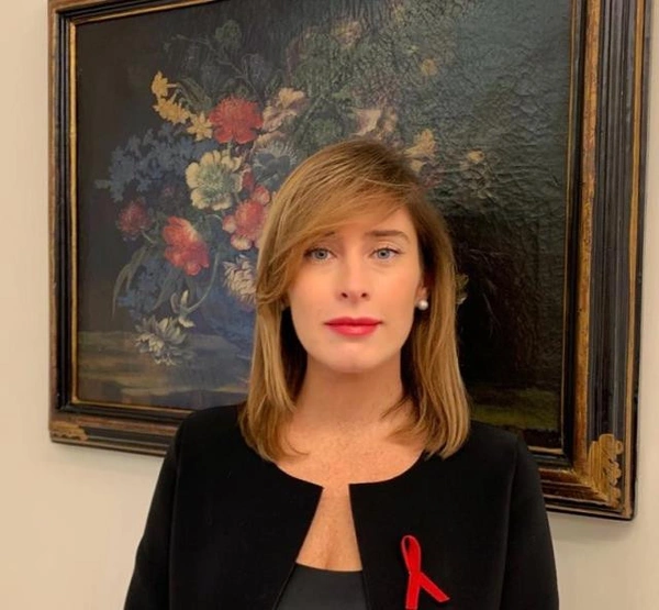 Milletvekiline tangalı kumpas. Fotoğrafları ifşa ettiler.