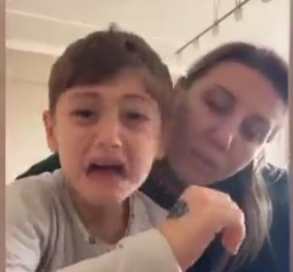 Annesinin okuma yazma öğrettiği küçük çocuğun tepkileri en çok izlenenler arasına girdi.