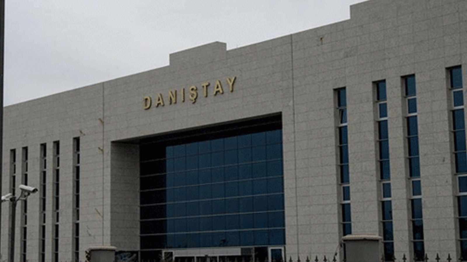 Kız Öğrencileri Zorla Öpen Öğretmen Meslekten Atıldı.