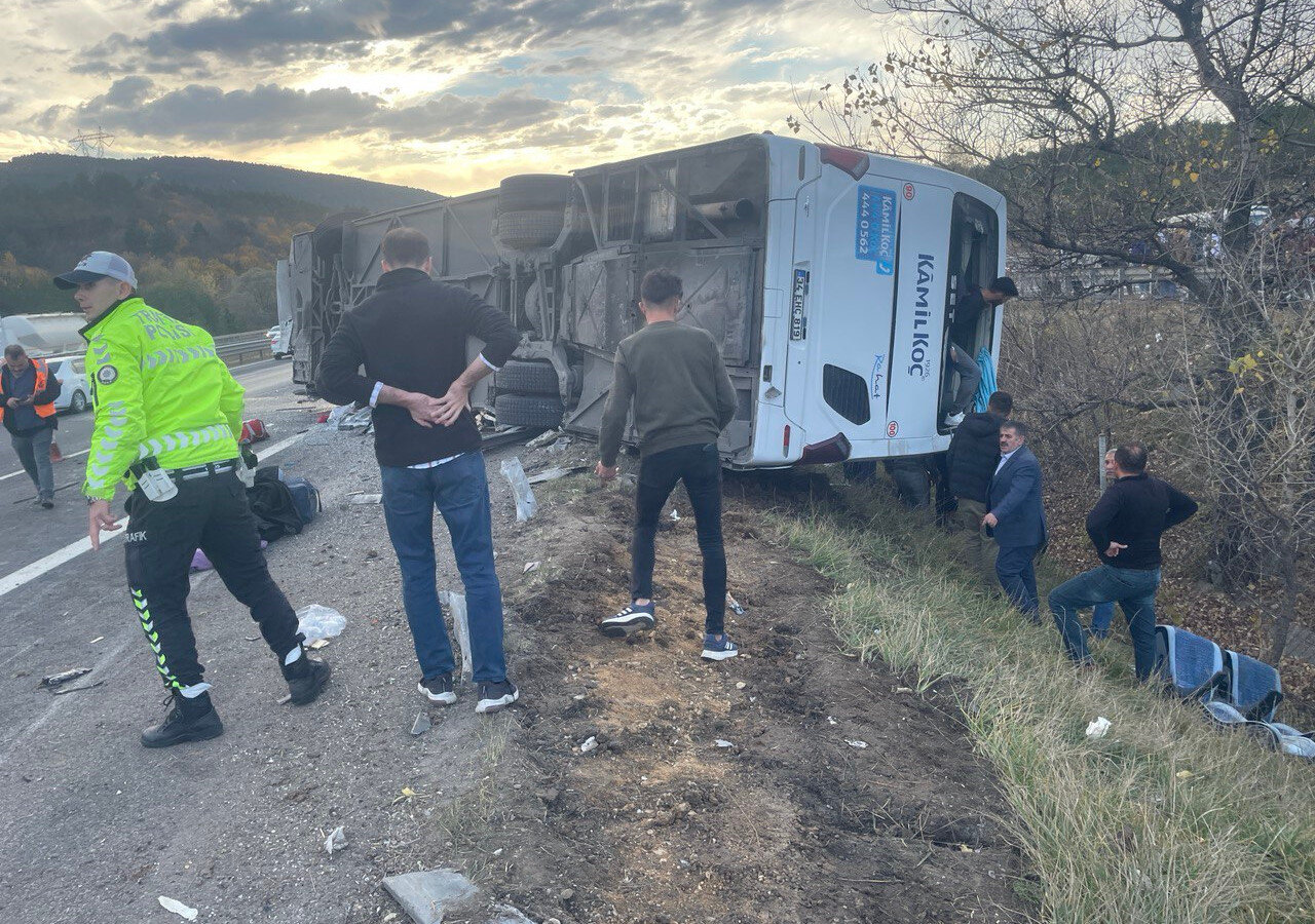 Anadolu Otoyolu'nun Bolu kesiminde yolcu otobüsü devrildi