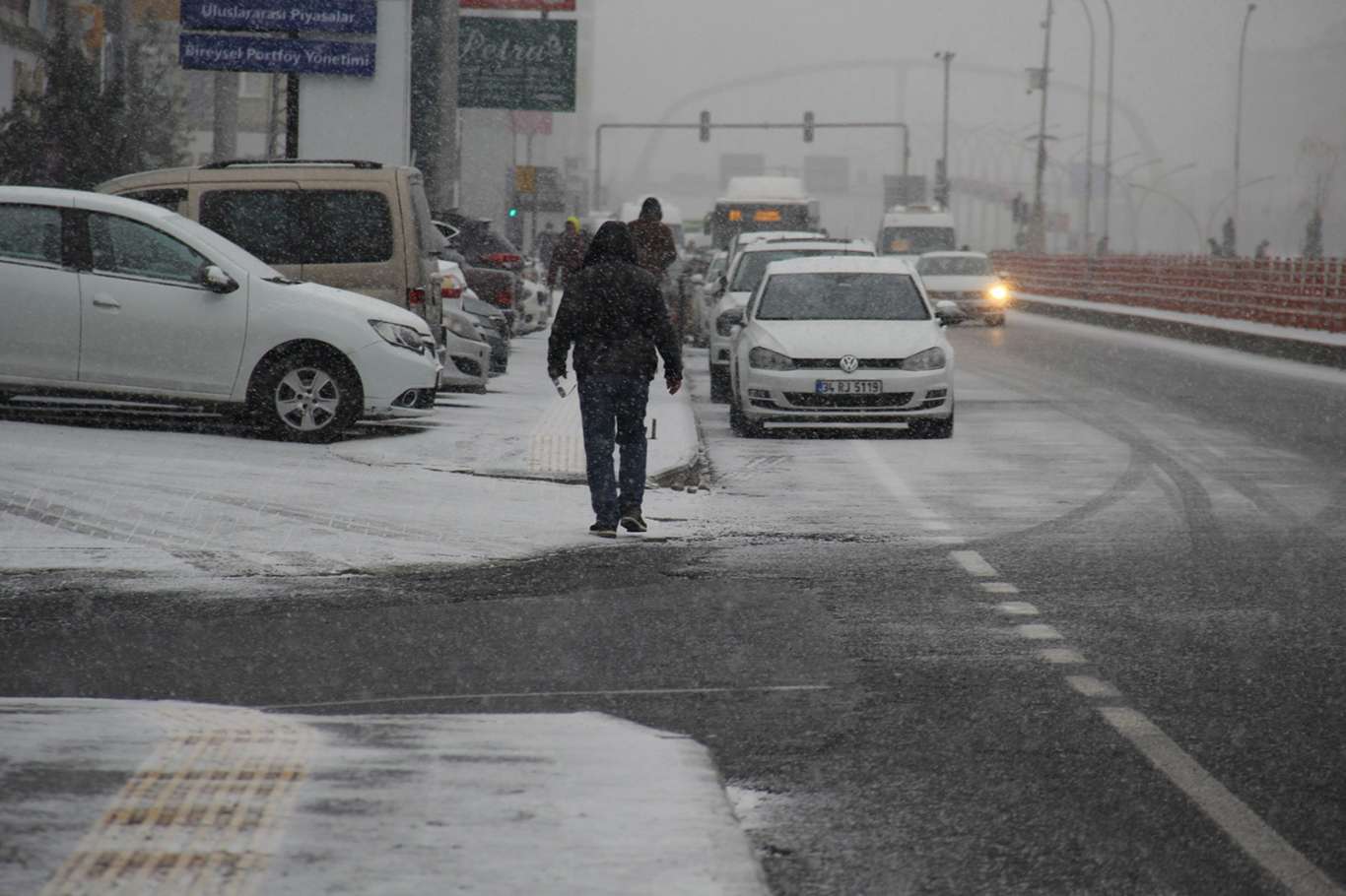 İstanbul, Ankara ve İzmir dahil 19 il için yağış uyarısı yapıldı. Kar da geliyor.